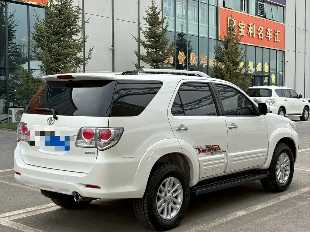Toyota Fortuner — миниатюра 9
