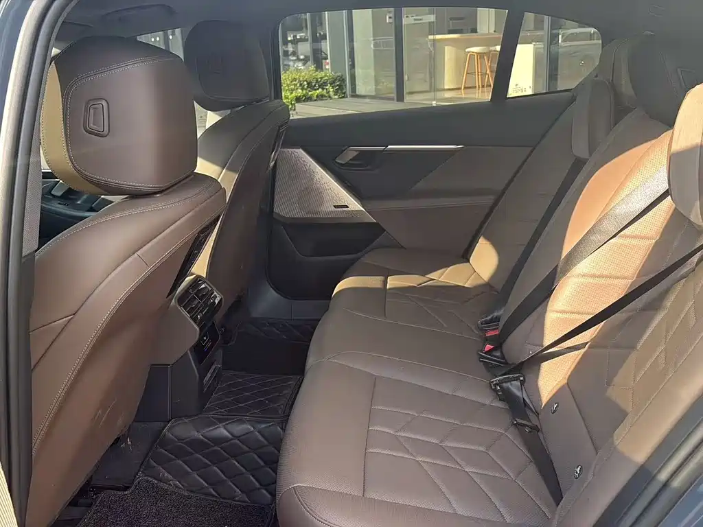 BMW 5 Series — миниатюра 10