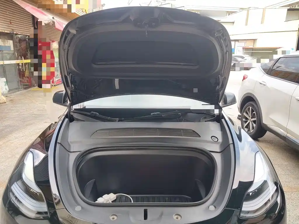 Tesla Model Y — миниатюра 21