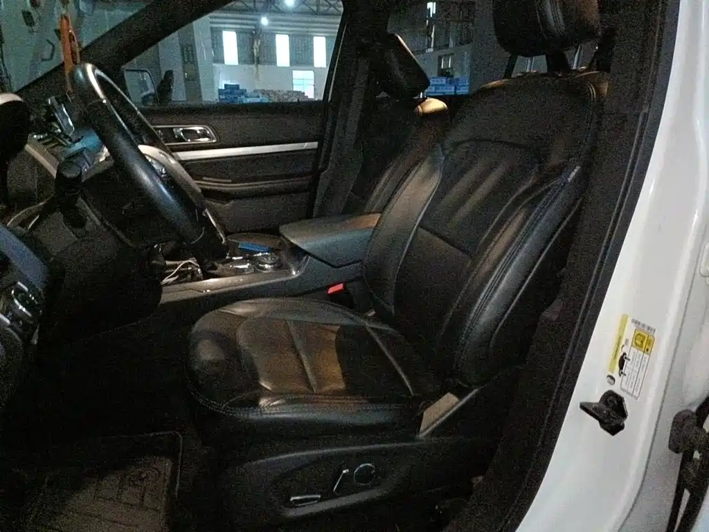 Ford Explorer (Import) — миниатюра 8