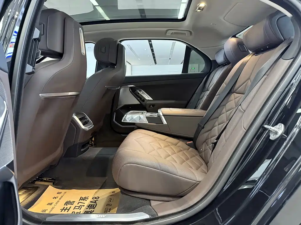BMW 7 Series — миниатюра 10