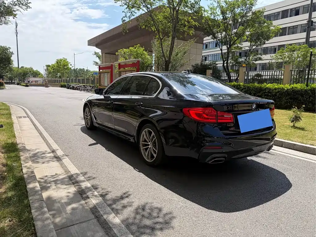 BMW 5 Series — миниатюра 13