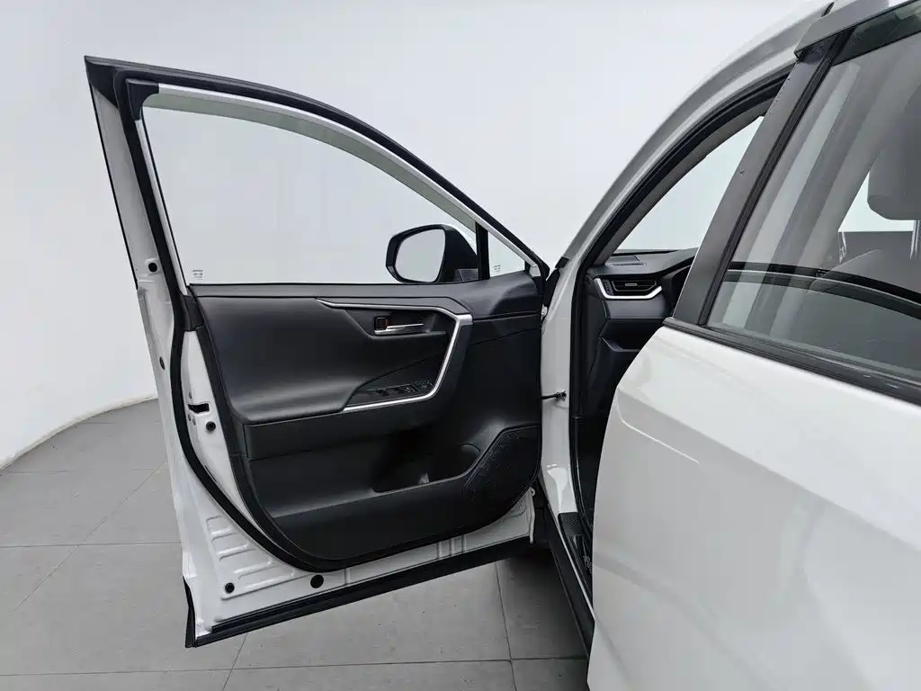 Toyota RAV4 — миниатюра 8
