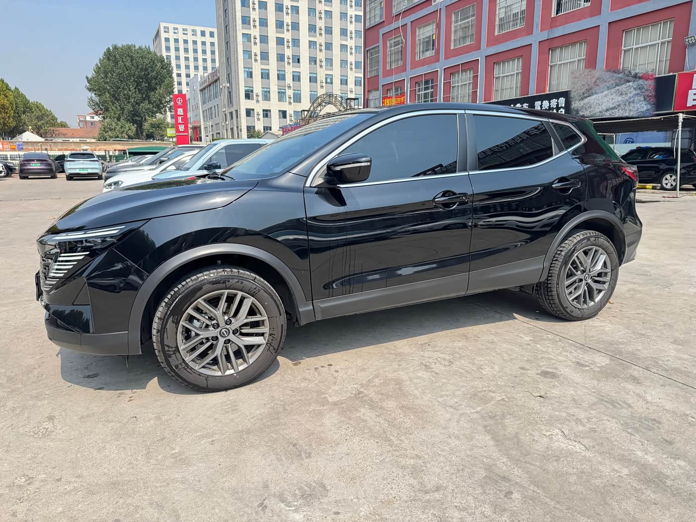 Nissan Qashqai 2.0 л 2025 г. Чёрный, пробег 9500 км