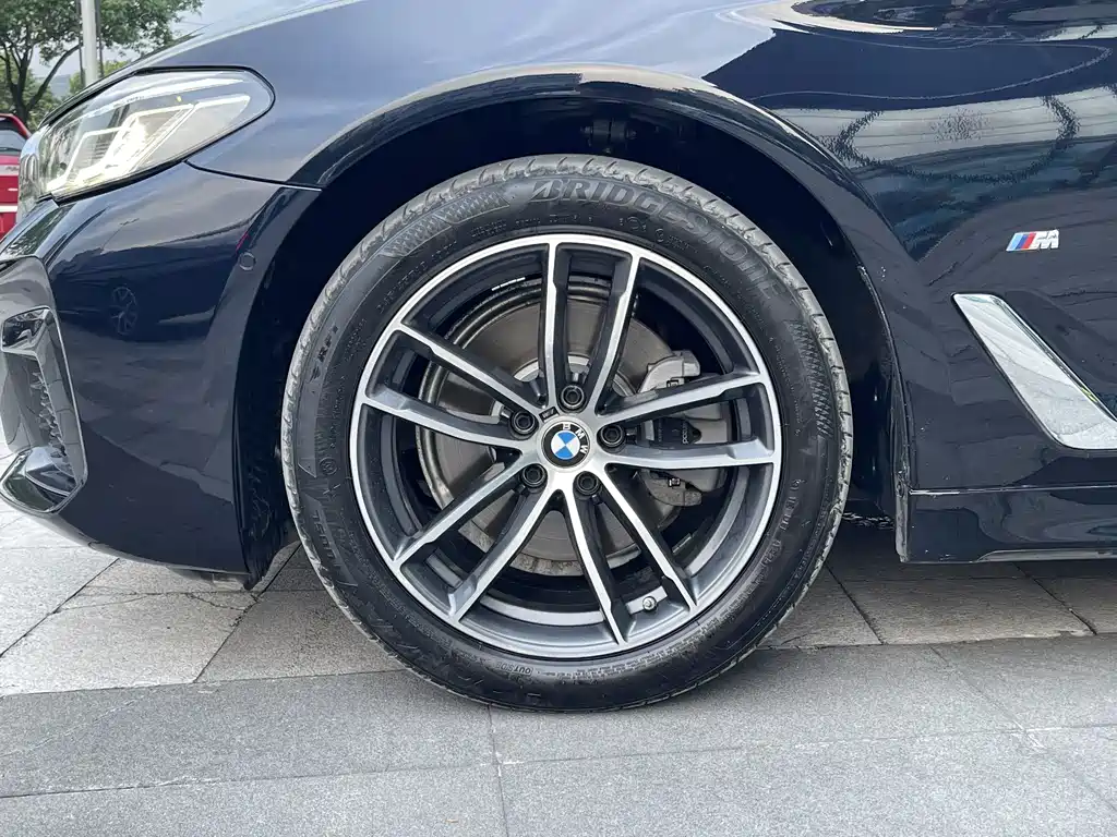BMW 5 Series — миниатюра 13