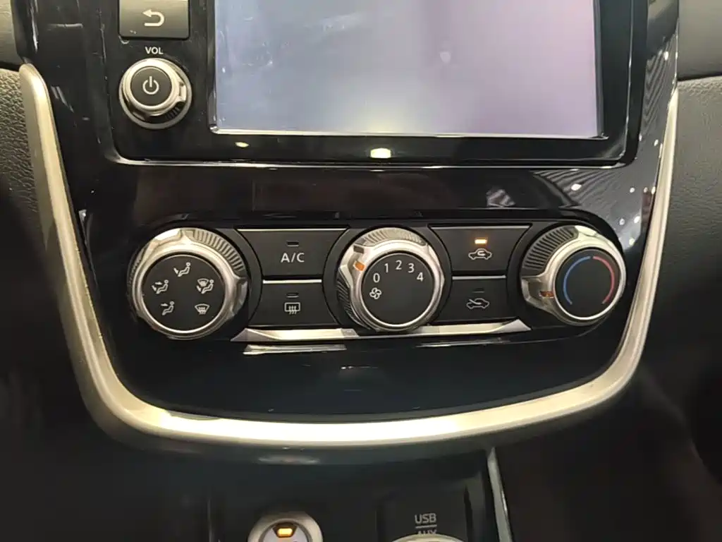 Nissan Tiida — миниатюра 13