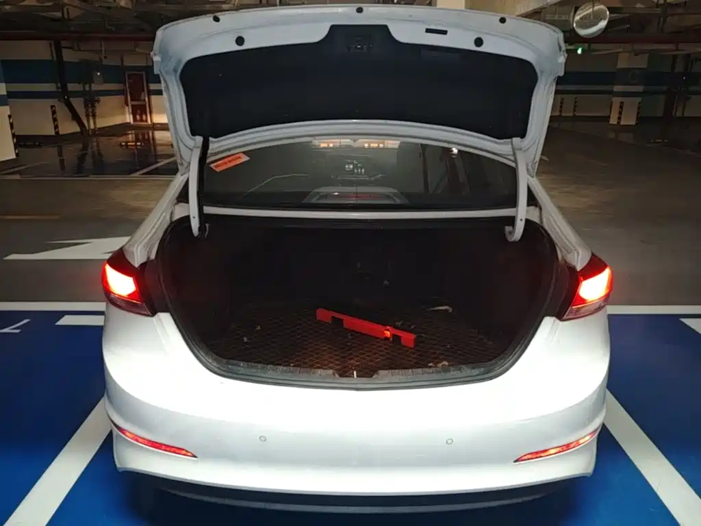 Hyundai Elantra — миниатюра 19