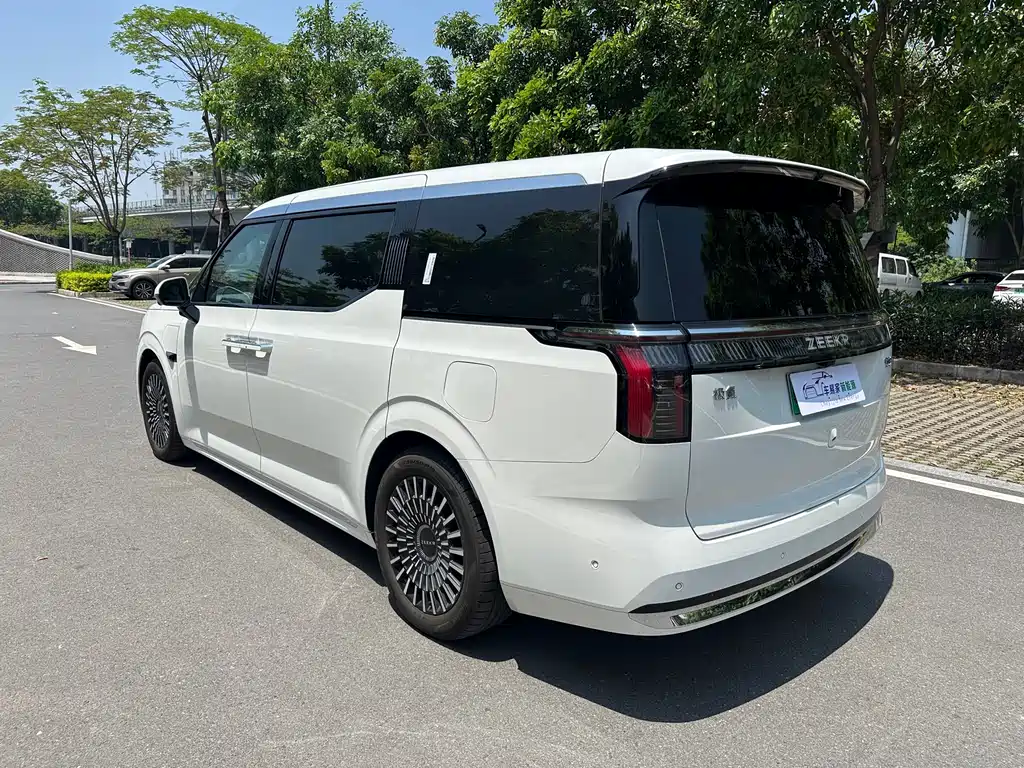 Zeekr 009 2024 мест 108kWh