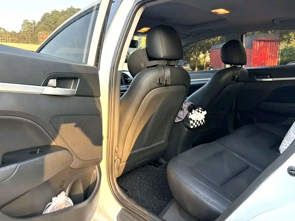 Hyundai Elantra — миниатюра 6