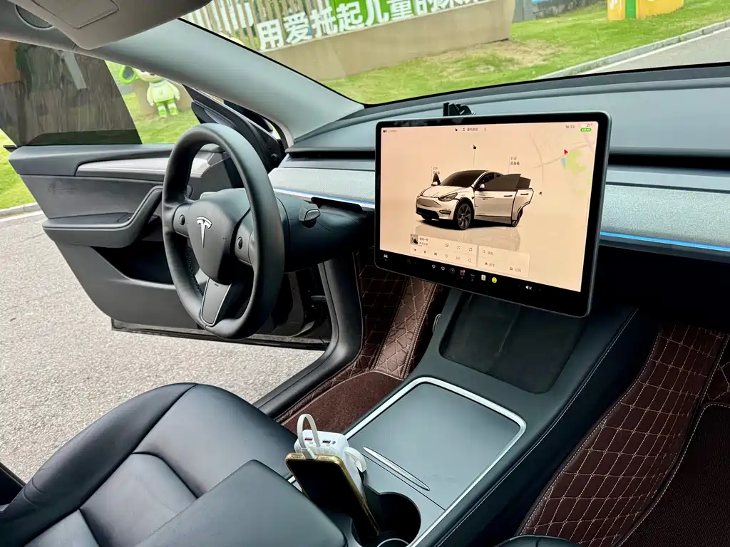 Tesla Model Y — миниатюра 9