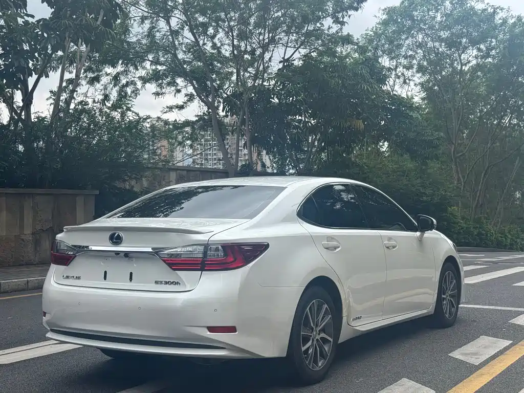 Lexus ES 2015 300h Comfort