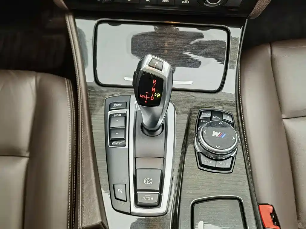 BMW 5 Series — миниатюра 13
