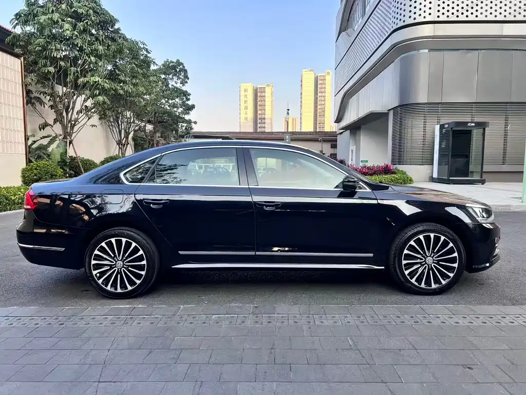 VOLKSWAGEN PASSAT
