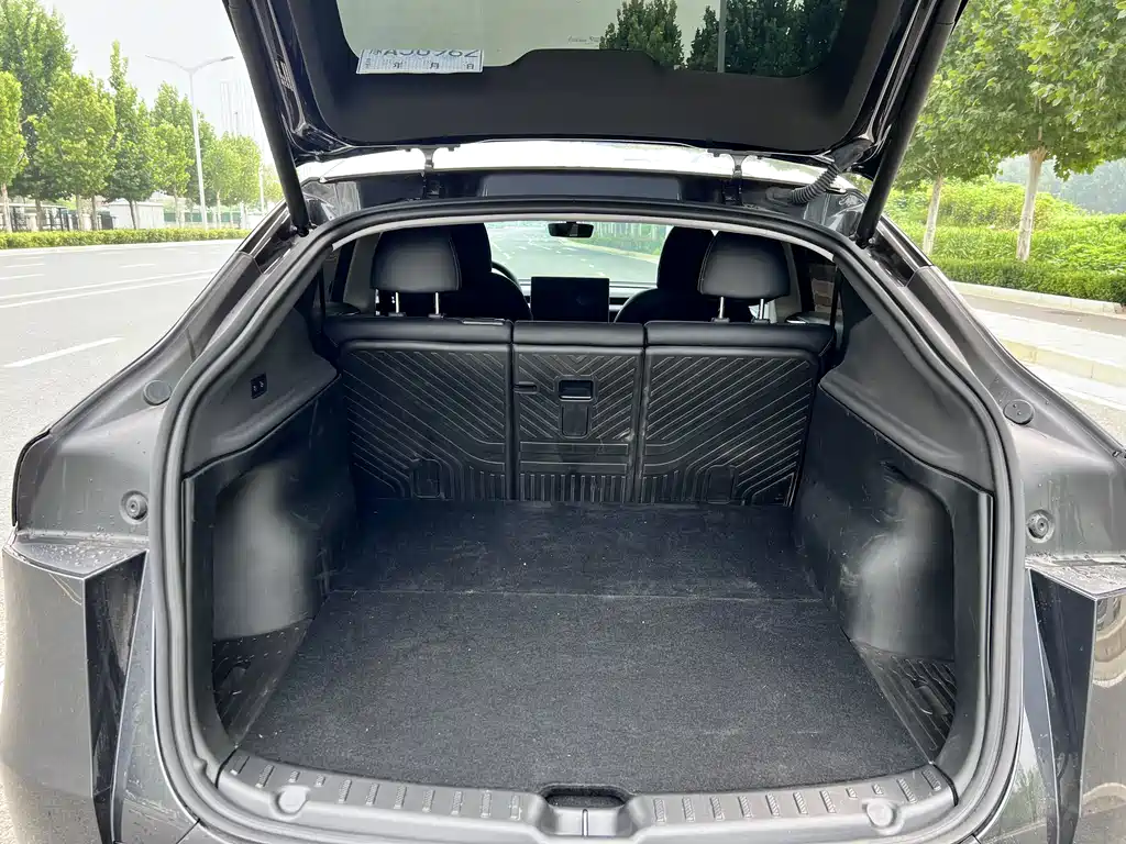 Tesla Model Y — миниатюра 10