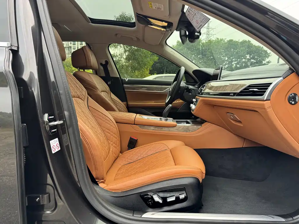 BMW 7 Series — миниатюра 13
