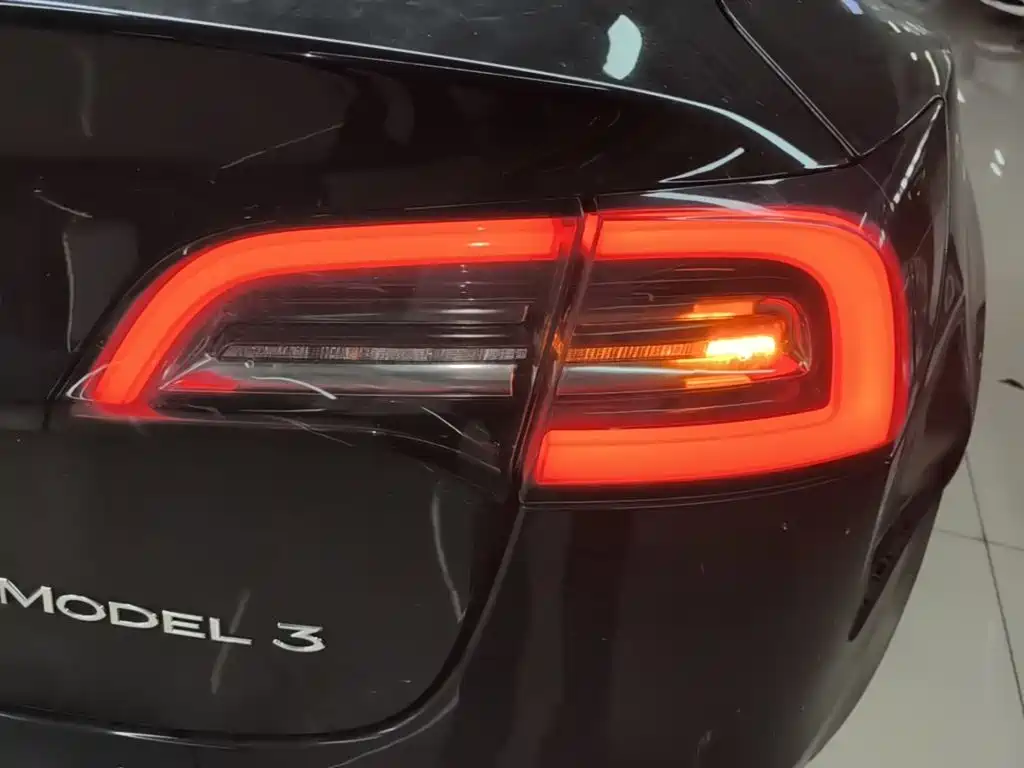 Tesla Model 3 — миниатюра 8