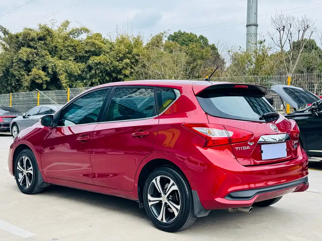 NISSAN TIIDA