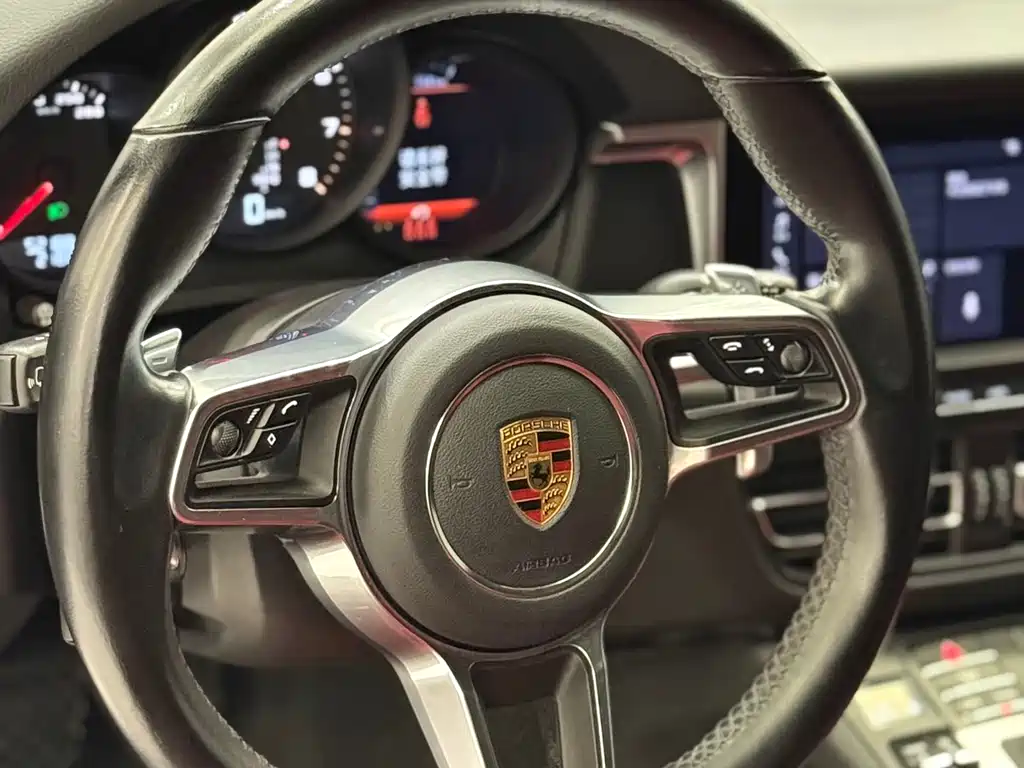 PORSCHE MACAN
