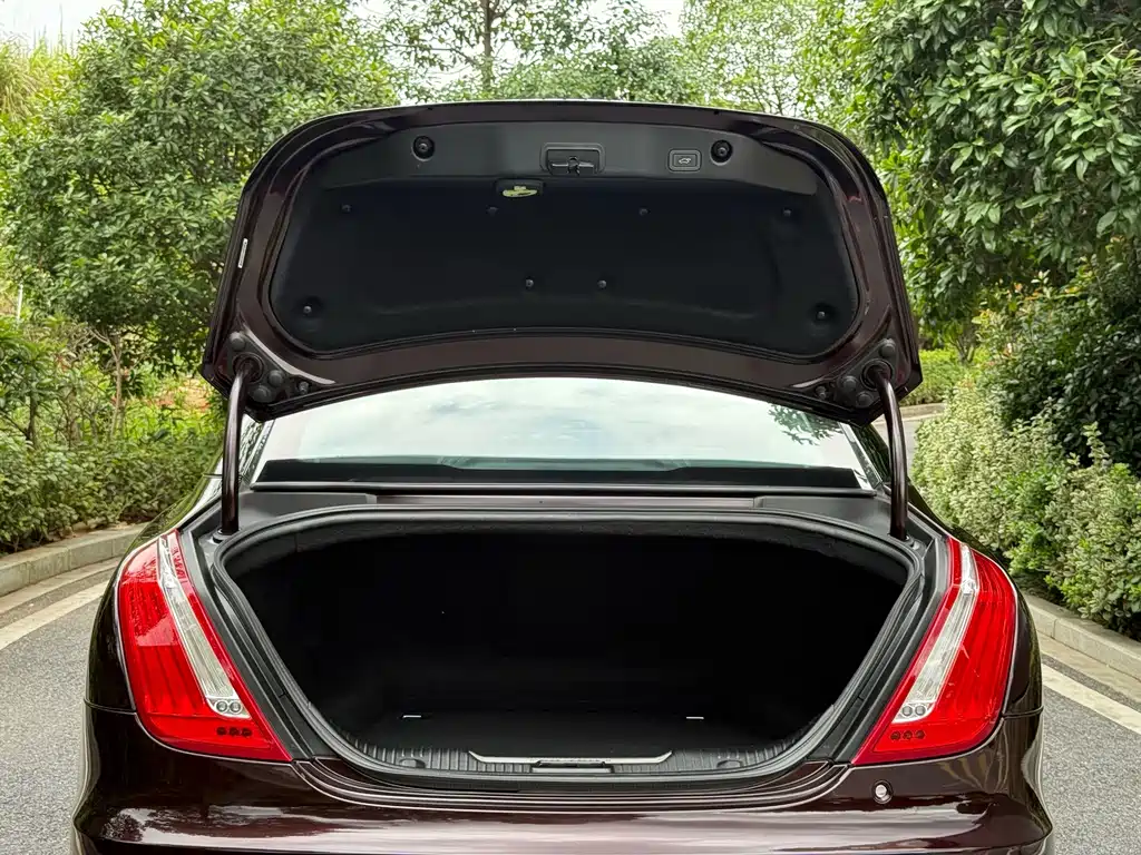 Jaguar XJ — миниатюра 25