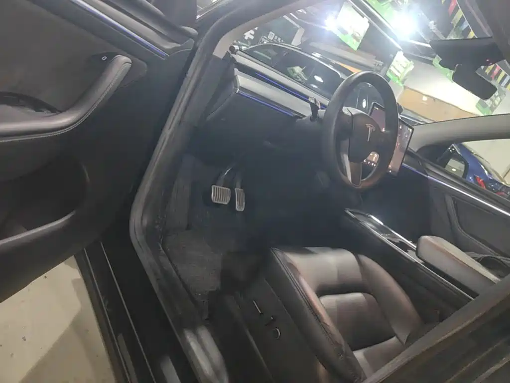 Tesla Model Y — миниатюра 16