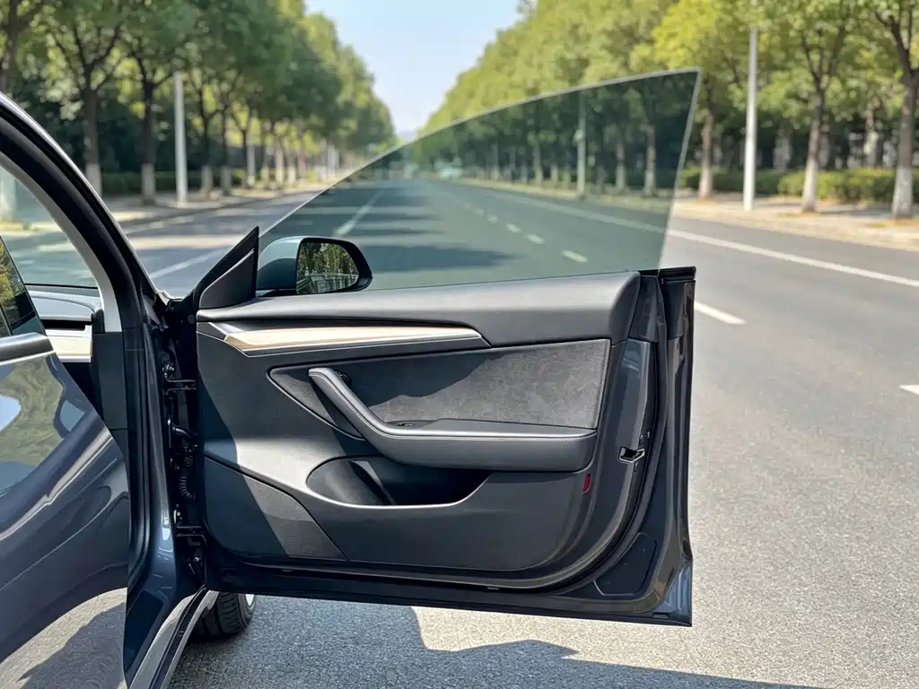 Tesla Model 3 — миниатюра 8