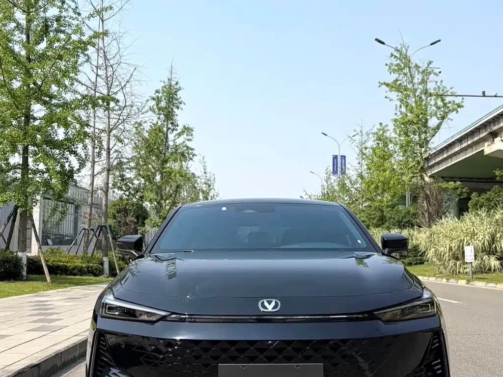 Changan UNI-V 2024 — фото 1 из 8