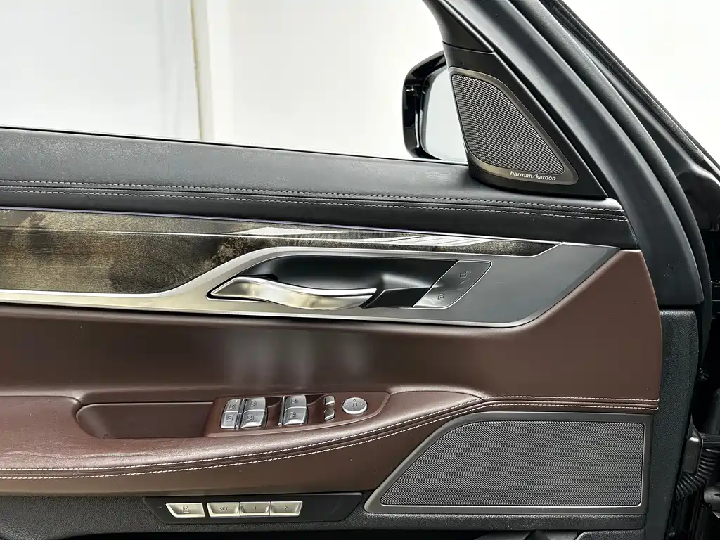 BMW 7 Series — миниатюра 5