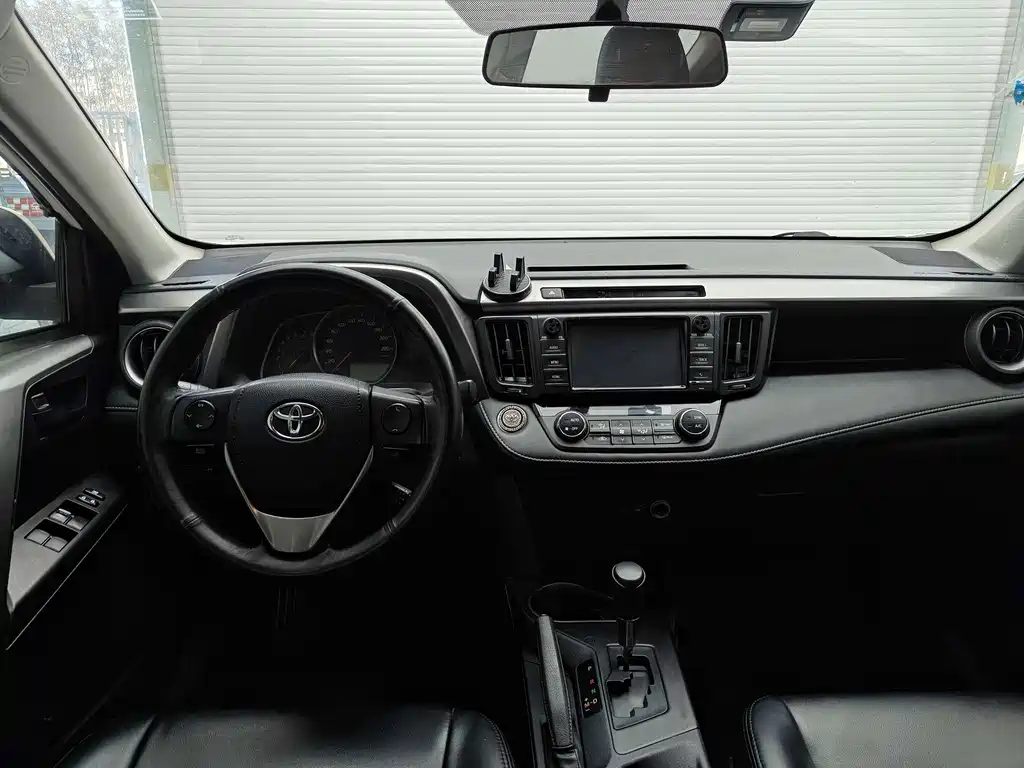 Toyota RAV4 — миниатюра 12