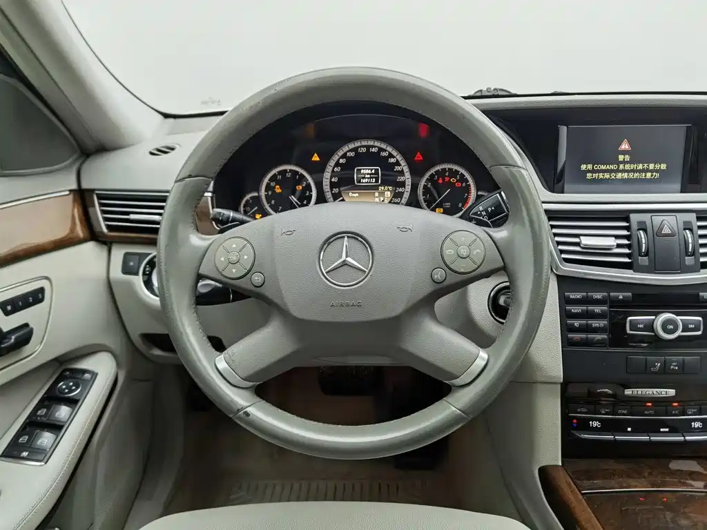 Mercedes-Benz E-Class — миниатюра 11