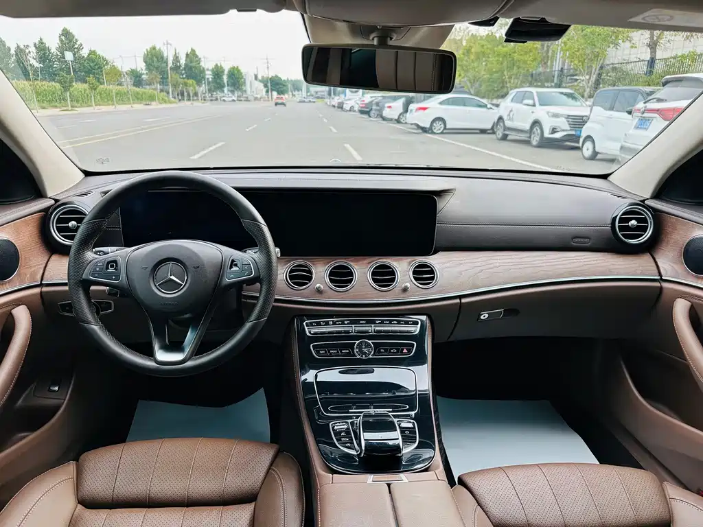 Mercedes-Benz E-Class — миниатюра 8