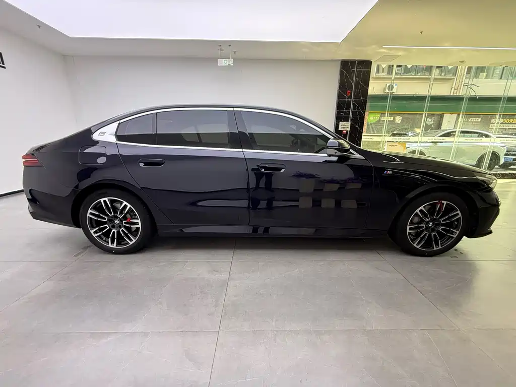 BMW 5 Series — миниатюра 6