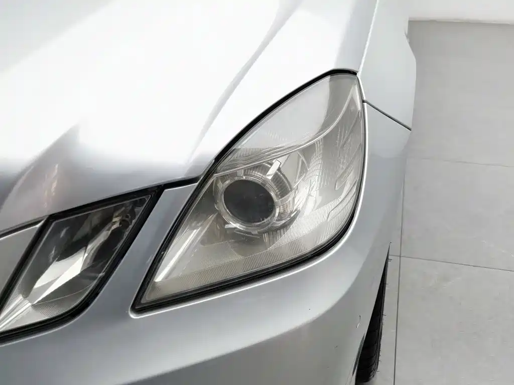 Mercedes-Benz E-Class — миниатюра 7