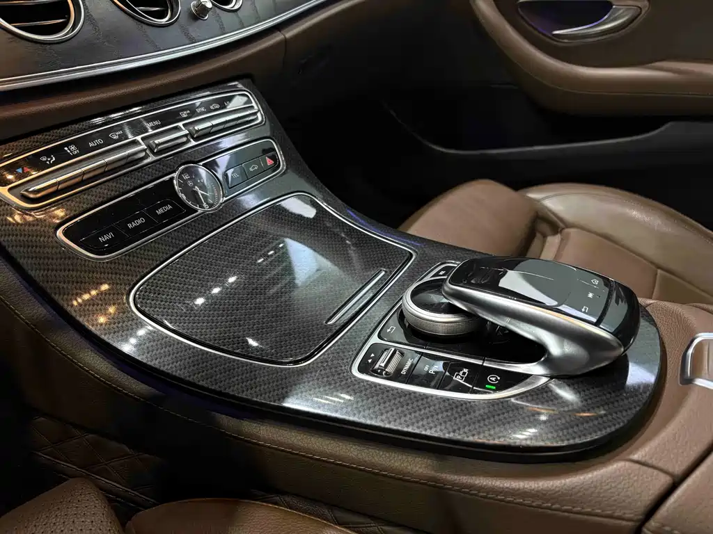 Mercedes-Benz E-Class — миниатюра 12