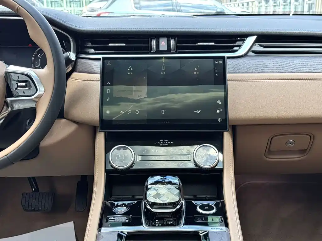 Jaguar XFL — миниатюра 7