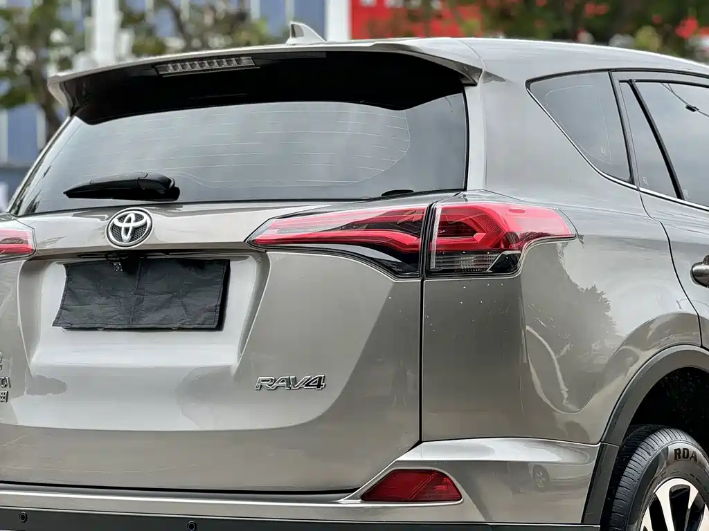 Toyota RAV4 — миниатюра 8