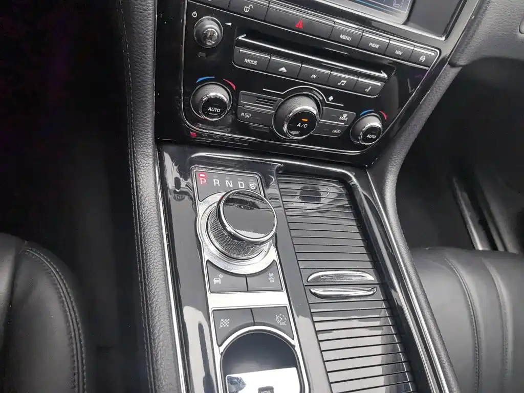 Jaguar XJ — миниатюра 13