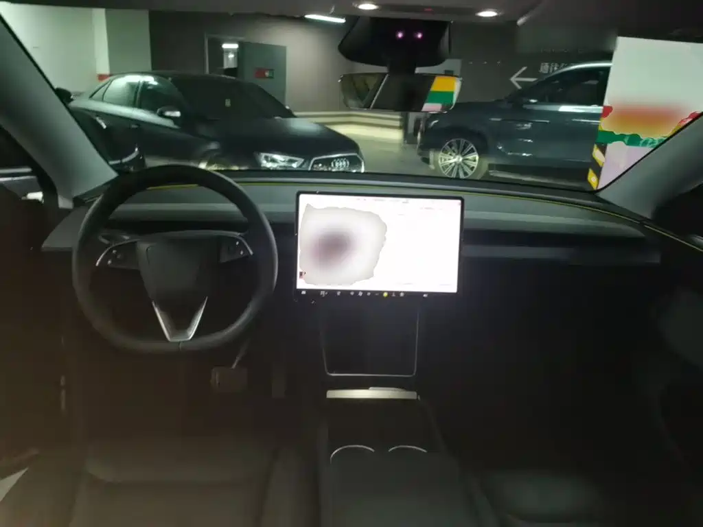 Tesla Model Y — миниатюра 10