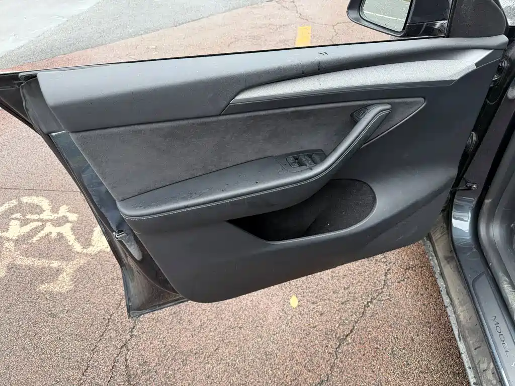 Tesla Model Y — миниатюра 6