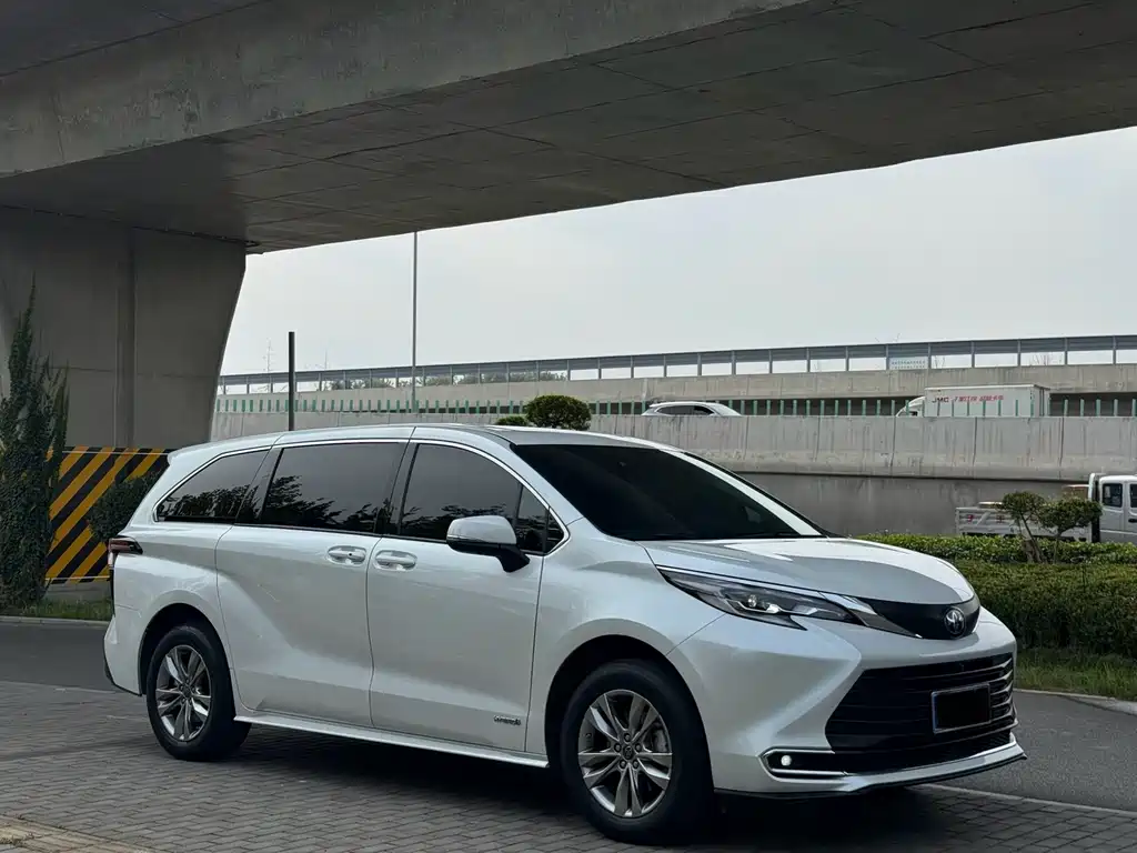 Toyota Sienna — миниатюра 3