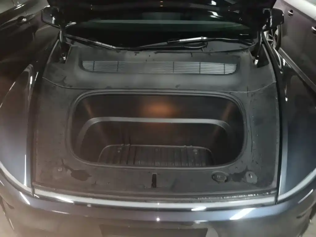 Tesla Model Y — миниатюра 20