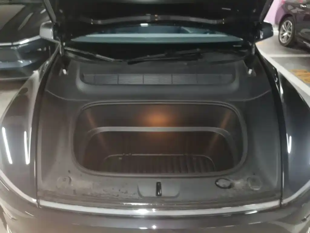 Tesla Model Y — миниатюра 20