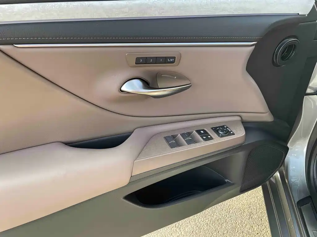 Lexus ES — миниатюра 10
