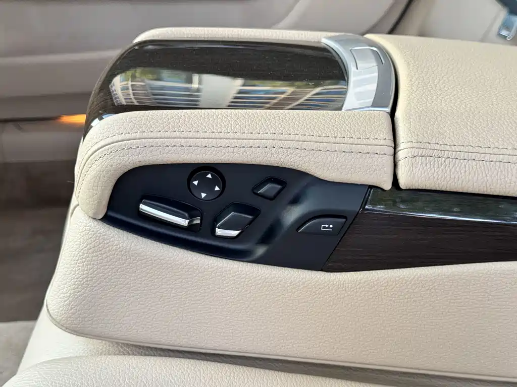 BMW 7 Series — миниатюра 25