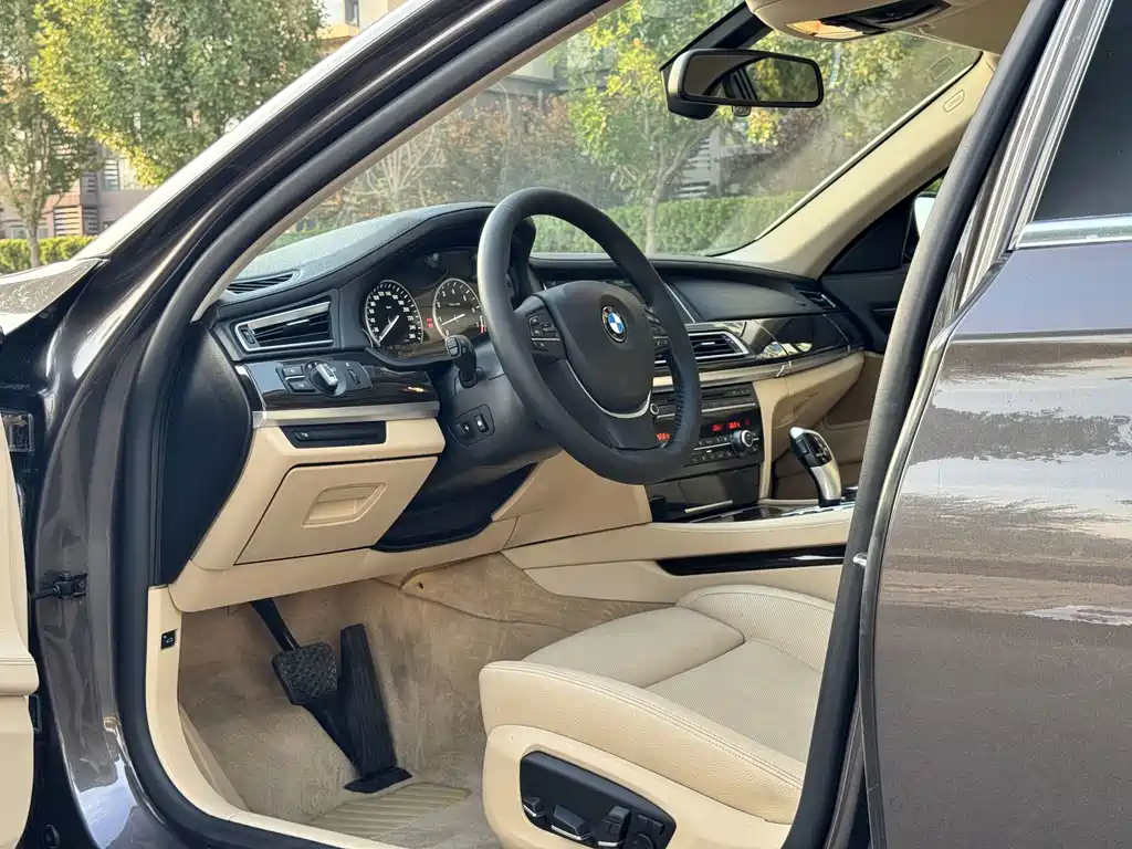 BMW 7 Series — миниатюра 23