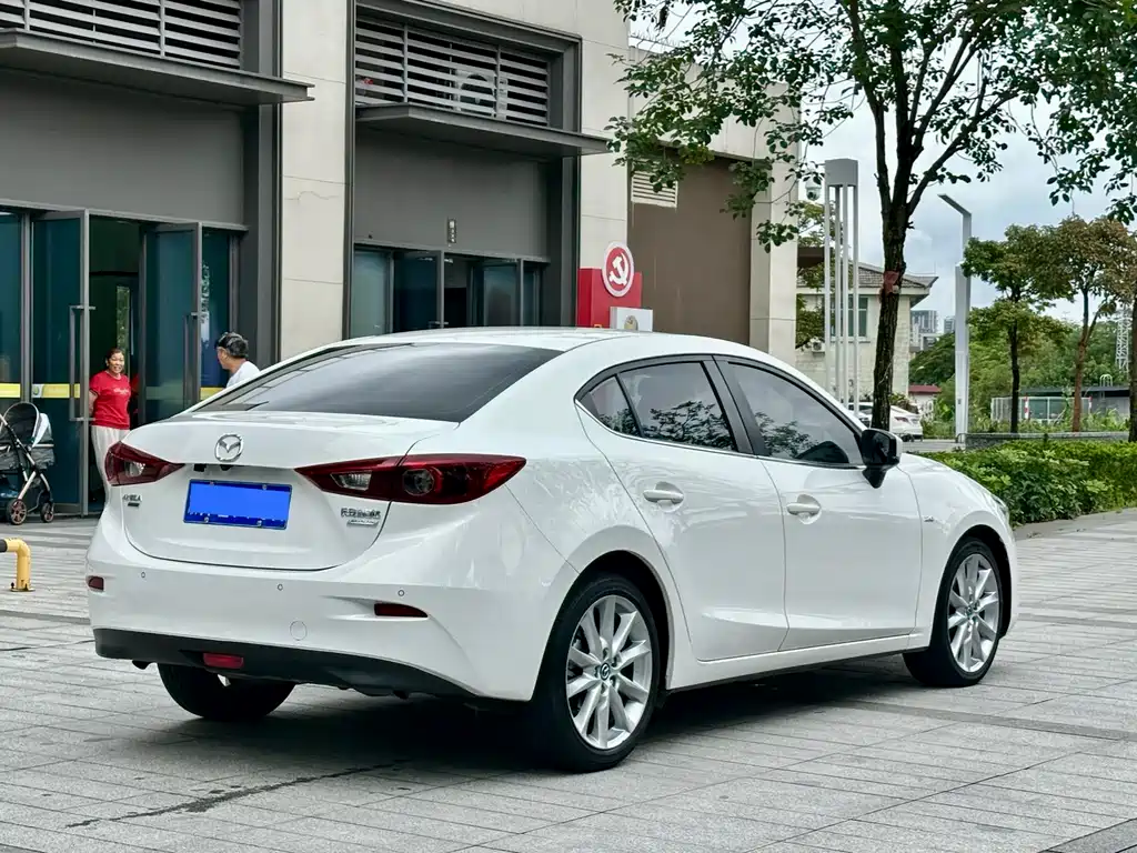 Mazda Mazda3 3 2017 2.0L AT Luxury V