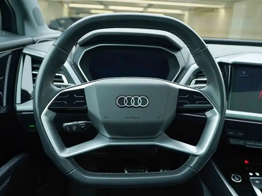 AUDI Q4 E TRON