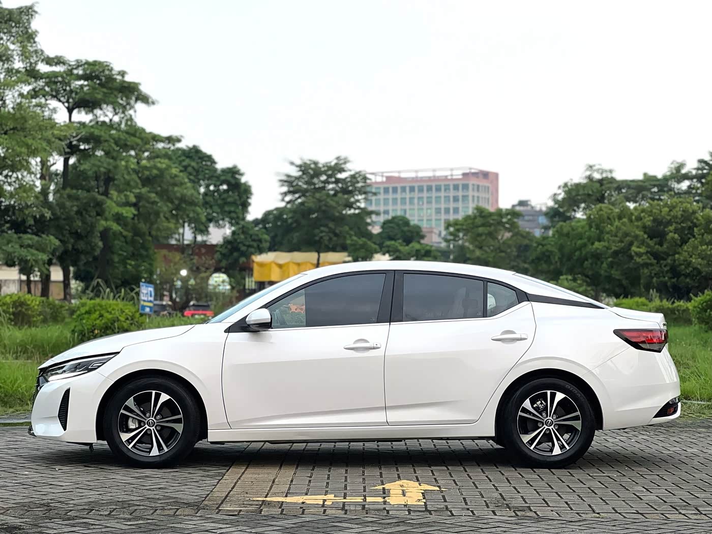 Nissan Sylphy 1.6 л 2024 г. Белый, пробег 40000 км