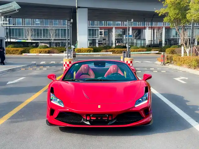 FERRARI F8