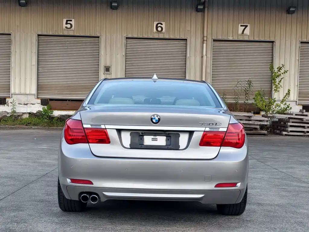 BMW 7 Series — миниатюра 5