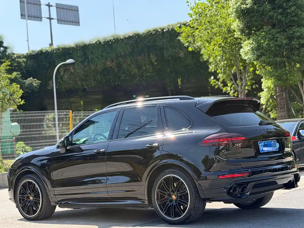 Porsche Cayenne — миниатюра 6